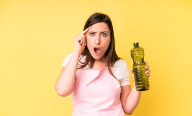 Genç ve güzel bir kadın şaşırmış görünüyor, yeni bir düşünce, fikir ya da konsept fark ediyor. Zeytinyağlı ev aşçısı