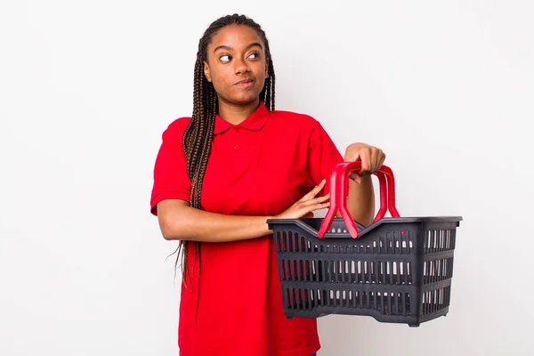 Young Adult Black Woman Shrugging Feeling Confused Uncertain Empty Shopping — Photo