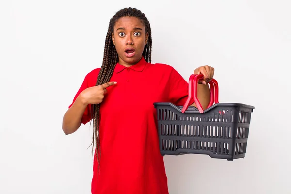Young Adult Black Woman Looking Shocked Surprised Mouth Wide Open — Stock fotografie