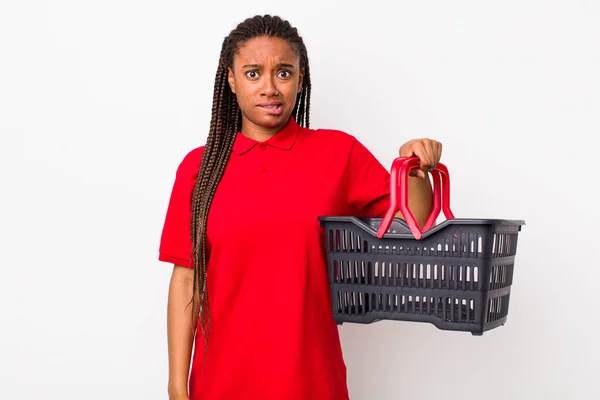 Young Adult Black Woman Looking Puzzled Confused Empty Shopping Basket —  Fotos de Stock