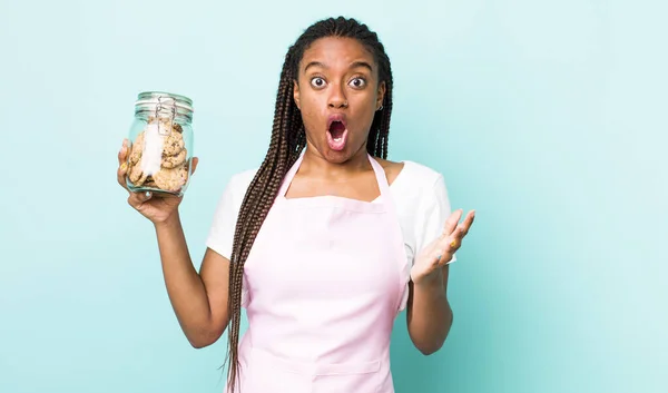 Young Adult Black Woman Amazed Shocked Astonished Unbelievable Surprise Home —  Fotos de Stock