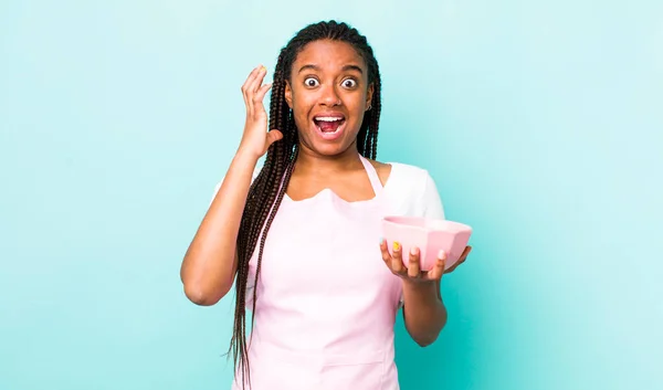 Young Adult Black Woman Screaming Hands Air Empty Bowl Concept — Zdjęcie stockowe