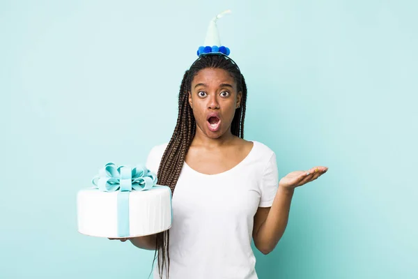 Young Adult Black Woman Looking Surprised Shocked Jaw Dropped Holding — Fotografia de Stock