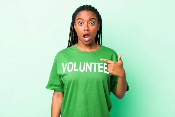 Young Adult Black Woman Looking Shocked Surprised Mouth Wide Open — Stok Foto