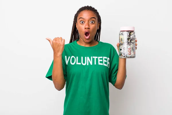 Young Adult Black Woman Looking Astonished Disbelief Volunteer Donation Concept — Stok fotoğraf