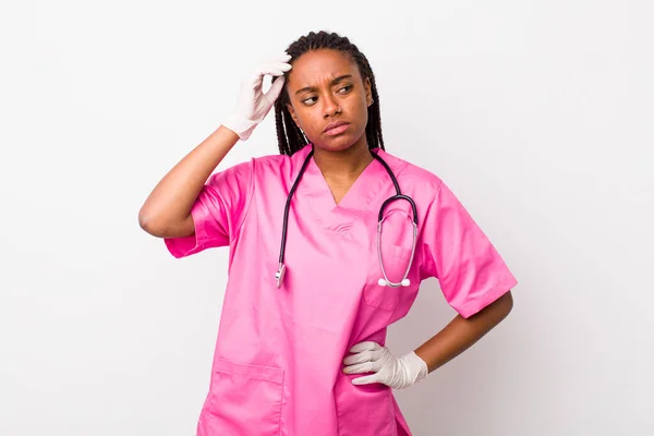 Young Adult Black Woman Feeling Puzzled Confused Scratching Head Veterinarian — Foto Stock