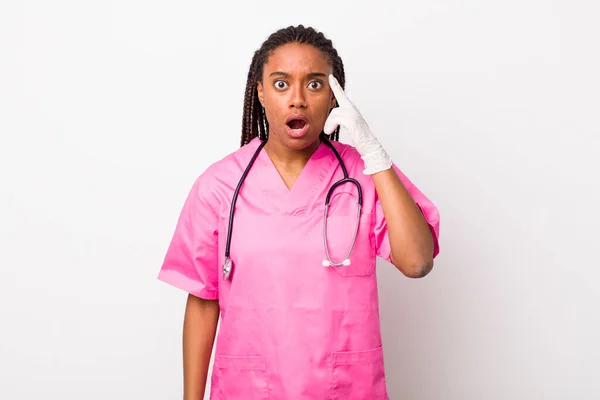 Young Adult Black Woman Looking Surprised Realizing New Thought Idea — Foto Stock