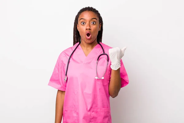Young Adult Black Woman Looking Astonished Disbelief Veterinarian Concept — Foto Stock