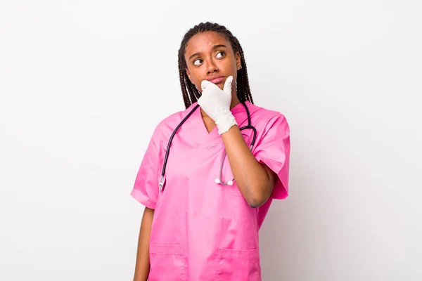 Young Adult Black Woman Thinking Feeling Doubtful Confused Veterinarian Concept — Foto Stock