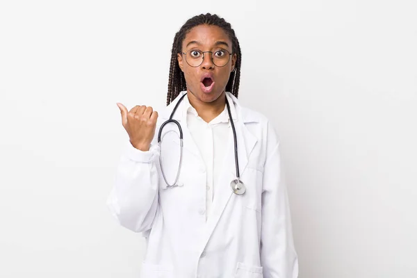 Young Adult Black Woman Looking Astonished Disbelief Physician Concept — Foto Stock
