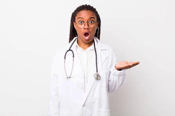 Young Adult Black Woman Looking Surprised Shocked Jaw Dropped Holding — Stock fotografie