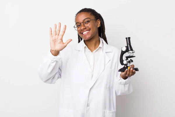 Joven Adulto Negro Mujer Sonriendo Buscando Amigable Mostrando Número Cinco —  Fotos de Stock