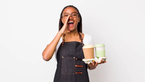 Joven Mujer Negra Adulta Sintiéndose Feliz Dando Gran Grito Con —  Fotos de Stock