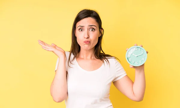 Jonge Volwassen Mooie Vrouw Voelt Zich Verward Verward Twijfelend Alarmklokconcept — Stockfoto