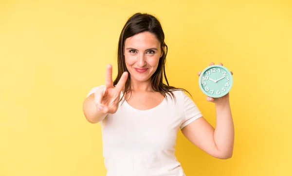 Joven Mujer Guapa Adulta Sonriendo Mirando Feliz Haciendo Gestos Victoria — Foto de Stock