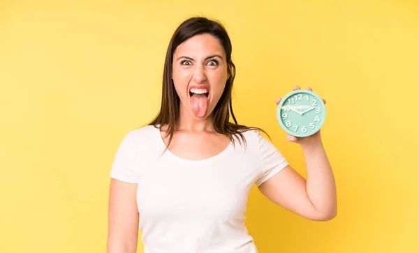 Joven Mujer Guapa Adulta Con Actitud Alegre Rebelde Bromeando Sacando — Foto de Stock