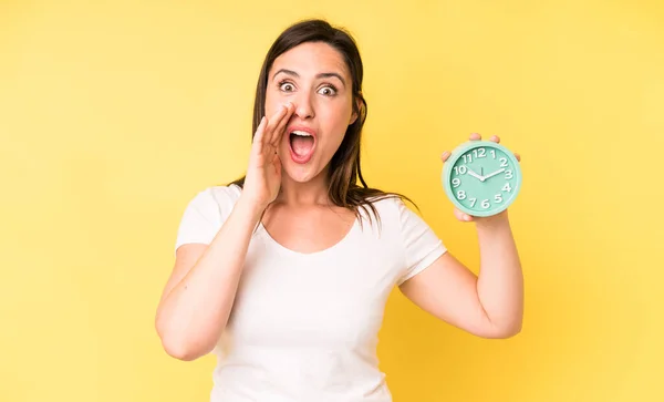 Ung Vuxen Vacker Kvinna Känner Sig Lycklig Ger Ett Stort — Stockfoto