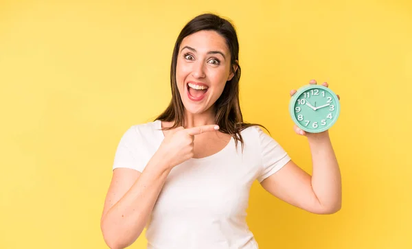 Joven Adulto Bonita Mujer Mirando Emocionado Sorprendido Señalando Lado Concepto — Foto de Stock