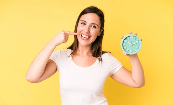 Joven Adulto Bonita Mujer Sonriendo Con Confianza Señalando Propia Sonrisa — Foto de Stock