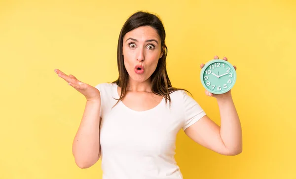 Jonge Volwassen Mooie Vrouw Kijken Verrast Geschokt Met Kaak Laten — Stockfoto