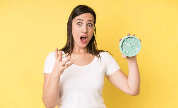 Young Adult Pretty Woman Feeling Extremely Shocked Surprised Alarm Clock — Stockfoto