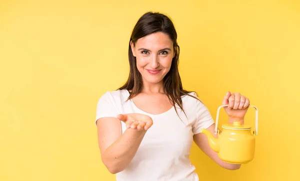 Jong Volwassen Mooie Vrouw Glimlachen Gelukkig Met Vriendelijk Het Aanbieden — Stockfoto