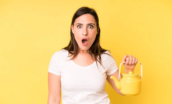 Joven Adulto Bonita Mujer Buscando Muy Sorprendido Sorprendido Concepto Café —  Fotos de Stock