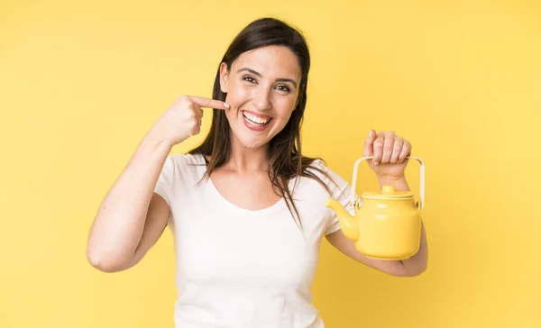 Jovem Mulher Bonita Adulto Sorrindo Confiantemente Apontando Para Próprio Sorriso — Fotografia de Stock