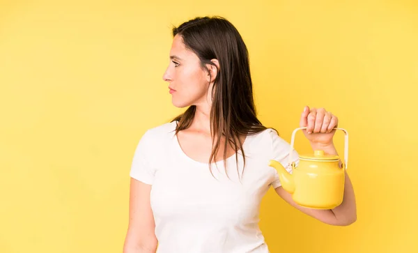 Jonge Volwassen Mooie Vrouw Profiel Bekijken Denken Verbeelden Dagdromen Warme — Stockfoto