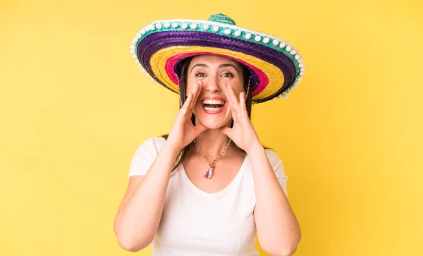 여자는 행복해 하면서 소리로 소리로 손으로 소리를 지릅니다 멕시코 — 스톡 사진