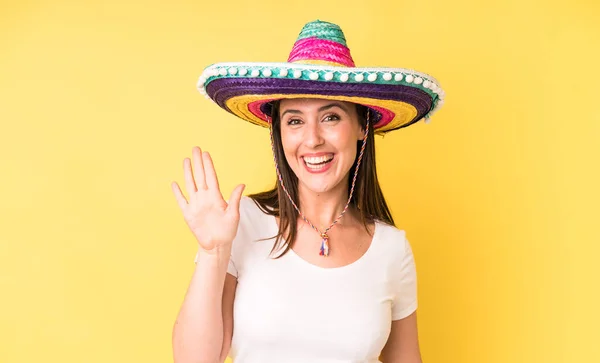 Fiatal Felnőtt Csinos Boldogan Mosolyog Integet Üdvözöl Üdvözöl Mexikói Kalapkoncepció — Stock Fotó
