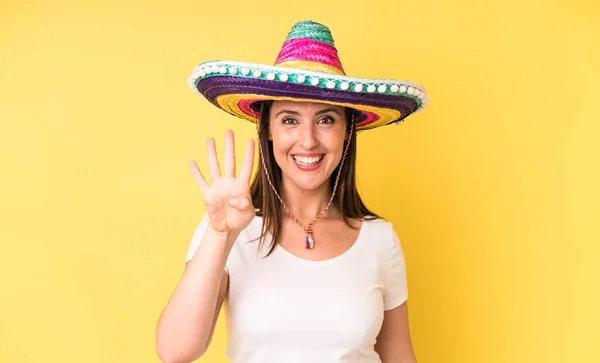 여성이 웃으며 친절해 보이고 번째를 줍니다 멕시코 — 스톡 사진