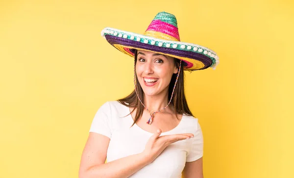 Jovem Mulher Bonita Adulto Sorrindo Alegremente Sentindo Feliz Mostrando Conceito — Fotografia de Stock