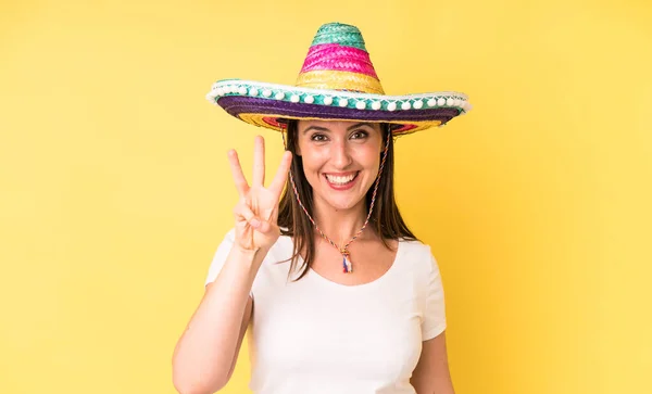 여성이 웃으며 친절해 보이고 번째를 줍니다 멕시코 — 스톡 사진
