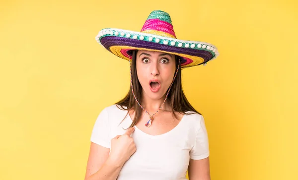 아가씨는 충격을 놀랐습니다 자신을 가리키면서 멕시코 — 스톡 사진
