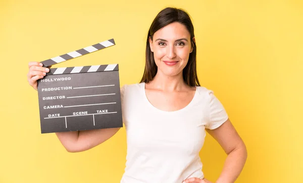 Jonge Volwassen Mooie Vrouw Glimlachend Gelukkig Met Een Hand Heup — Stockfoto