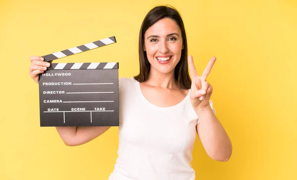 Jovem Mulher Bonita Adulto Sorrindo Olhando Amigável Mostrando Número Dois — Fotografia de Stock