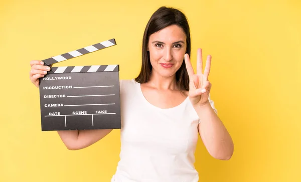 Jonge Volwassen Mooie Vrouw Glimlachend Vriendelijk Toont Nummer Drie Bioscoopklepper — Stockfoto