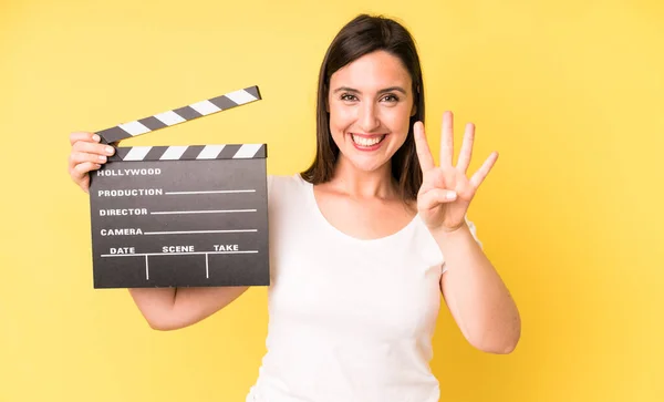 Jonge Volwassen Mooie Vrouw Glimlachend Vriendelijk Toont Nummer Vier Bioscoopklepper — Stockfoto