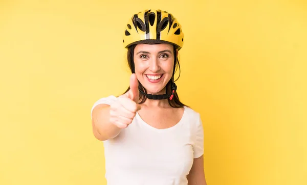 여성은 자랑스럽게 손가락을 긍정적으로 있습니다 자전거 — 스톡 사진