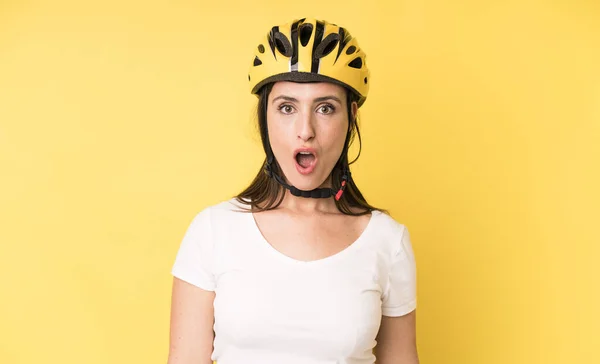 Genç Güzel Bir Kadın Çok Şaşırmış Şaşkın Görünüyor Bisiklet Kaskı — Stok fotoğraf