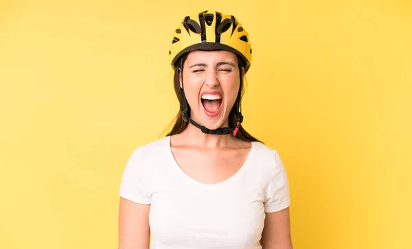 Genç Güzel Bir Kadın Sinirli Bir Şekilde Bağırıyor Bisiklet Kaskı — Stok fotoğraf
