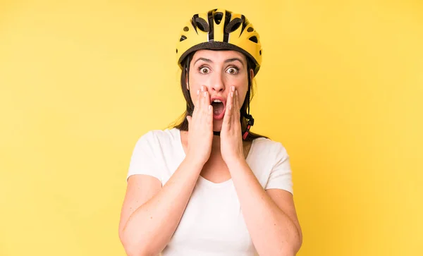 Genç Güzel Bir Kadın Şok Olmuş Korkmuş Hissediyor Bisiklet Kaskı — Stok fotoğraf