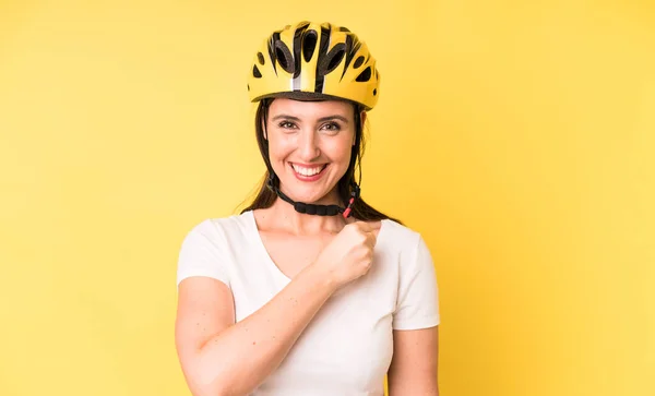 여성은 행복을 느끼고 도전이나 축하에 합니다 자전거 — 스톡 사진