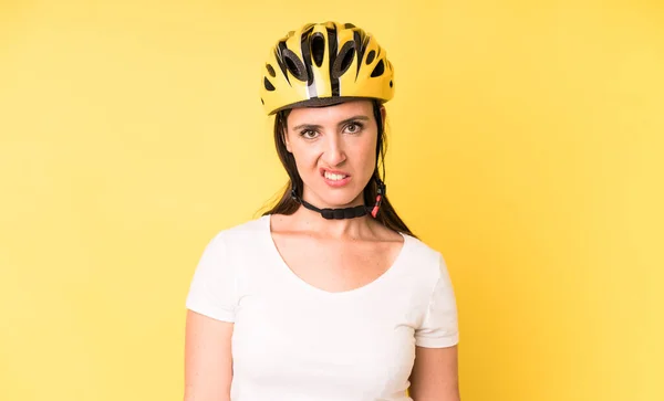 Joven Adulto Bonita Mujer Sintiéndose Desconcertado Confundido Concepto Casco Bicicleta —  Fotos de Stock
