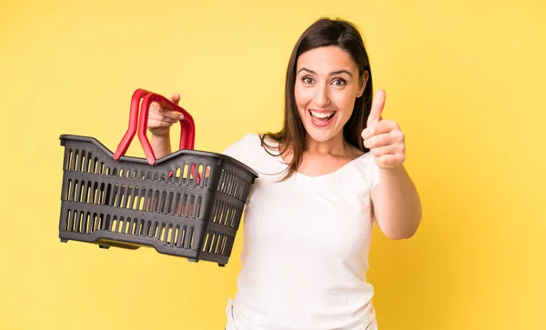 Joven Adulto Bonita Mujer Sintiéndose Orgullosa Sonriendo Positivamente Con Los —  Fotos de Stock