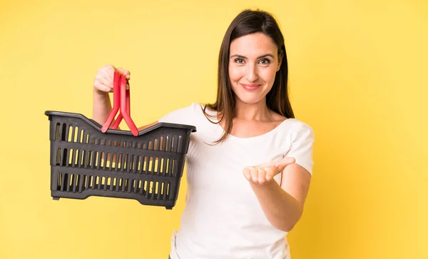 Giovane Donna Carina Adulta Sorridente Felicemente Con Amichevole Offrendo Mostrando — Foto Stock