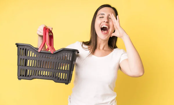 Jonge Volwassen Mooie Vrouw Voelt Zich Gelukkig Het Geven Van — Stockfoto