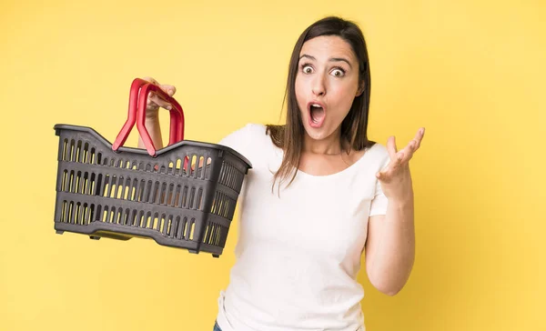 Young Adult Pretty Woman Amazed Shocked Astonished Unbelievable Surprise Shopping — ストック写真