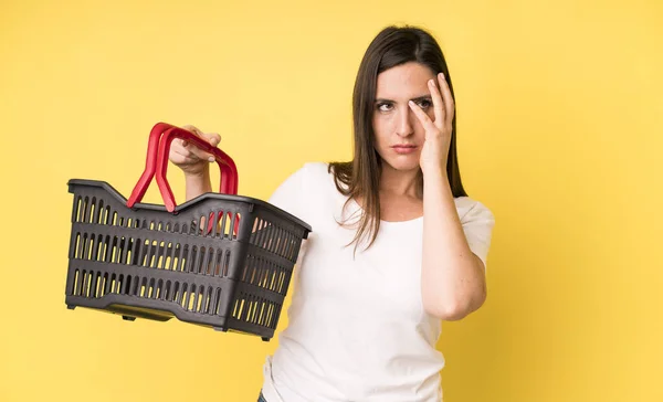 Giovane Donna Carina Adulta Sente Annoiato Frustrato Assonnato Dopo Faticoso — Foto Stock